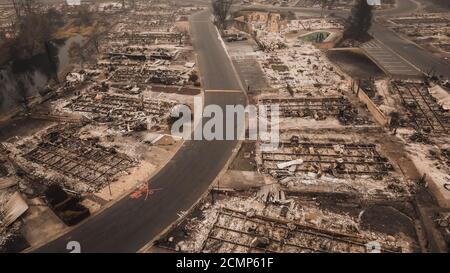 Vue panoramique aérienne d'Almeda Wildfire dans le sud de l'Oregon Talent Phoenix. Le feu détruit de nombreuses structures et maisons mobiles. Ruine la vie des gens. Banque D'Images