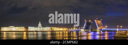 Saint-pétersbourg nuit panorama city skyline at Palace Bridge, Saint Petersburg, Russie Banque D'Images