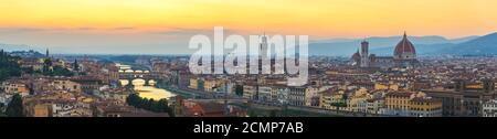 Italie Florence panorama, coucher de soleil sur les toits de la ville de Ponte Vecchio et du Duomo Banque D'Images