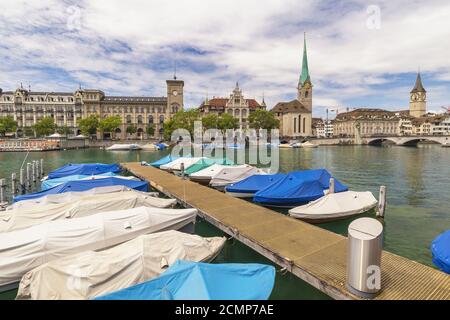 Zurich Suisse, sur les toits de la ville et Église Fraumunster à Munster Bridge Banque D'Images