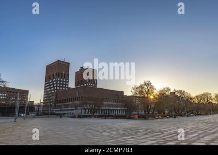 Oslo, Norvège, le lever du soleil sur les toits de la ville à l'Hôtel de Ville d'Oslo Banque D'Images