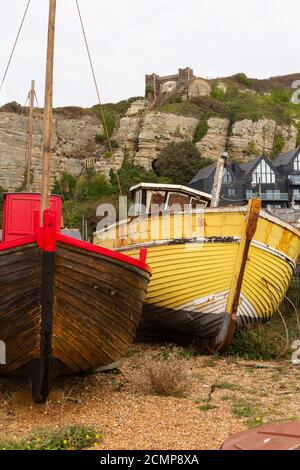 Bateaux de pêche sur la plage de Hastings avec vue sur la remontée mécanique d'East Hill construite sur des falaises qui mène au Hastings Country Park. Banque D'Images