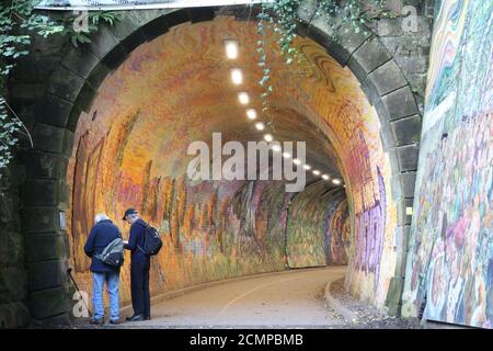 Couple à une extrémité du tunnel de Colinton à Édimbourg Banque D'Images