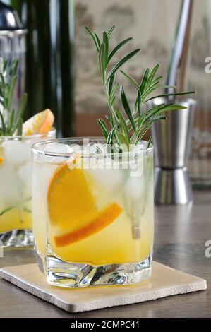 Cocktail de vodka tonic avec l'ajout de jus d'orange fraîchement pressé Banque D'Images