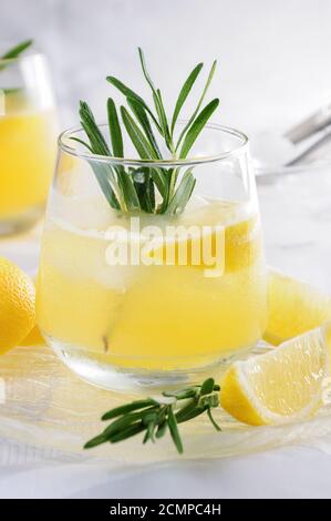 Cocktail de vodka tonic avec l'ajout de jus de citron fraîchement pressé Banque D'Images