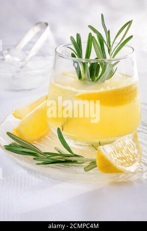 Cocktail de vodka tonic avec l'ajout de jus de citron fraîchement pressé Banque D'Images