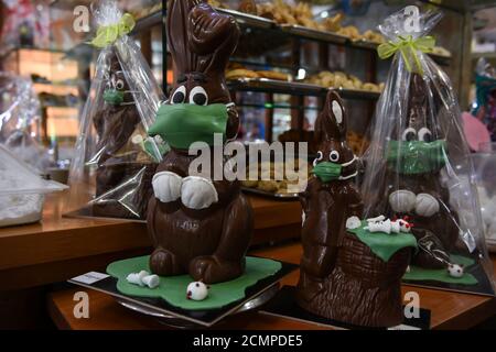 Le Chef Patissier Grec Marios Papadopoulos Presente Un Gateau Du Jour De L An Connu Sous Le Nom De Vasilopita Avec Sa Decoration Inspiree Par La Pandemie De Coronavirus Covid 19 Dans Son Magasin