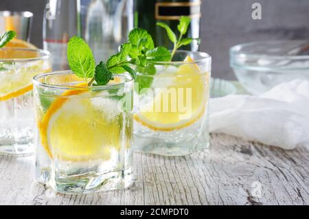 C'est un cocktail d'été léger et rafraîchissant avec un port blanc, mélangé avec du vin sec ou sucré avec Banque D'Images