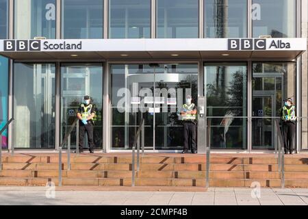 Glasgow, le 17 septembre 2020. Tout sous une bannière (AUOB), un collectif de groupes écossais pro-indépendance a organisé un rassemblement statique devant le siège écossais de la BBC pour se plaindre que la BBC est partiale contre le Parti national écossais (SNP) et l'indépendance écossaise. C'est le troisième rassemblement de ce type que l'AUOB a organisé en Écosse, les précédents se sont tenus à Holyrood, Édimbourg et Glasgow. La démonstration a été accueillie par une petite démonstration au comptoir par des unionistes sous la direction d'Alistair McConnachie. Crédit : Findlay/Alay Live News Banque D'Images