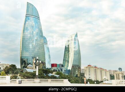 Bakou / Azerbaïdjan - 09-15-2020: Bakou Flame Towers vue du Highland Park Banque D'Images