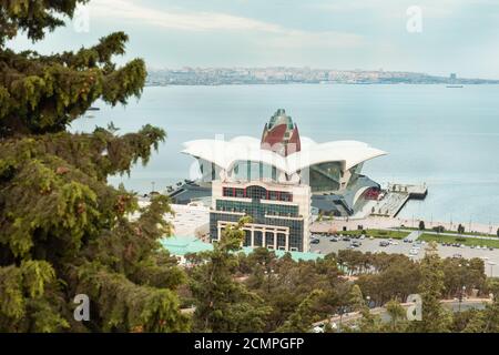 Bakou / Azerbaïdjan - 09-15-2020: Vue de dessus du centre commercial Caspian Waterfront Banque D'Images