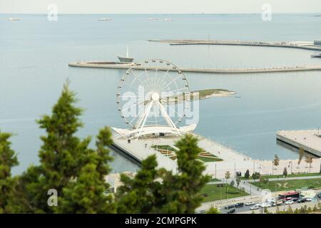 Bakou / Azerbaïdjan - 09-15-2020: Baku Eye, Baku Ferris Wheel large angle Banque D'Images