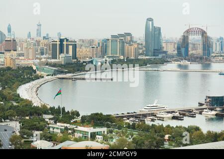 Bakou / Azerbaïdjan - 09-15-2020: Bakou City vue de dessus de la mer Caspienne Banque D'Images