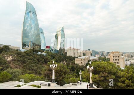 Bakou / Azerbaïdjan - 09-15-2020: Bakou Flame Towers vue du Highland Park Banque D'Images