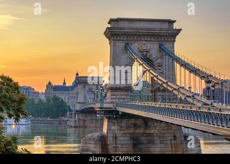 Budapest Hungary, lever du soleil sur les toits de la ville au Pont des Chaînes Banque D'Images