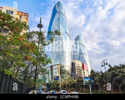 Bakou / Azerbaïdjan - 09-15-2020: Baku Flame Towers vue du fond Banque D'Images