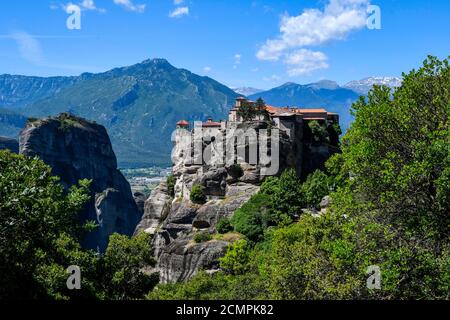 Grand monastère Meteoron, le plus ancien et le plus grand des monastères orthodoxes grecs construits sur d'imposants piliers de roche dominant la plaine de Thessalie Banque D'Images