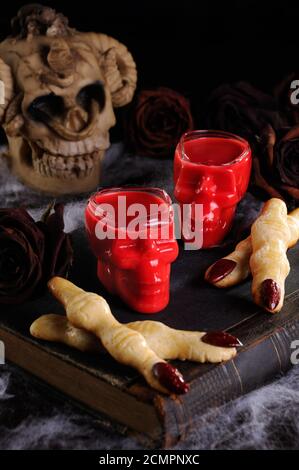 Trempez les biscuits sablés sous forme de doigts de sorcière Au chocolat chaud rouge Velvet. C'est jus Banque D'Images