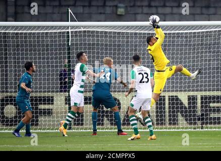 Gianluigi Donnarumma (à droite), gardien de but de Milan, enregistre un tir lors de l'UEFA Europa League, deuxième match de qualification au stade de Tallaght, à Tallaght. Banque D'Images