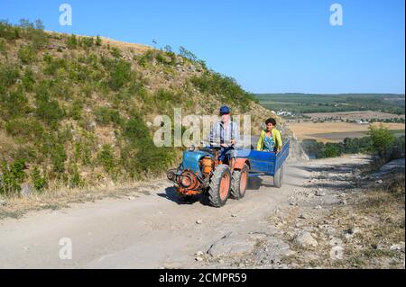 Mini-tracteur avec passagers sur la route de montagne de terre au Nord Moldavie Banque D'Images