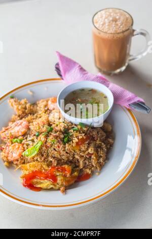 Une assiette de nasi goreng pattaya Banque D'Images