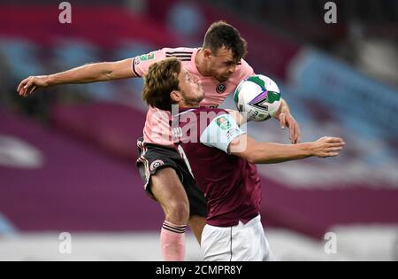 Jack Robinson (à gauche) de Sheffield United et Chris Wood de Burnley se battent pour le ballon lors du deuxième tour de la Carabao Cup à Turf Moor, Burnley. Banque D'Images