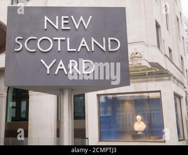Le panneau rotatif triangulaire New Scotland Yard est situé à l'extérieur des nouveaux locaux de New Scotland Yard sur le remblai Victoria. New Scotland Yard est TH Banque D'Images