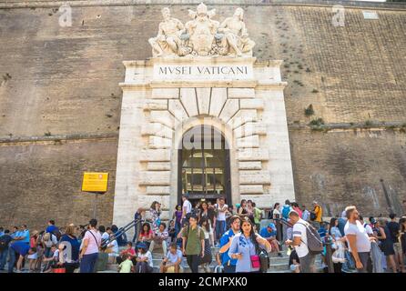 ROME, VATICAN - août 24, 2018 : les gens à la sortie du musée du Vatican à Rome. Concept pour overtourism et tourisme de masse. Banque D'Images