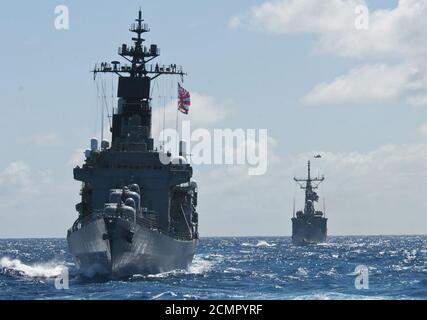 JS Shirane et USS Reuben James sont en cours pendant la RIMPAC 2012, -27 juillet 2012 a. Banque D'Images