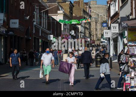 Windsor, Royaume-Uni. 17 septembre 2020. Les résidents et visiteurs locaux fréquentent souvent des boutiques dans le centre-ville. Il y a eu une augmentation substantielle des nouveaux cas de COVID-19 dans le Royal Borough de Windsor et Maidenhead entre le 7 et le 13 septembre, Passant de 30 cas la semaine précédente à 57 pour un total à ce jour en septembre de 107 cas positifs de coronavirus, contre 83 pour l'ensemble du mois d'août et 23 en juillet. Crédit : Mark Kerrison/Alamy Live News Banque D'Images