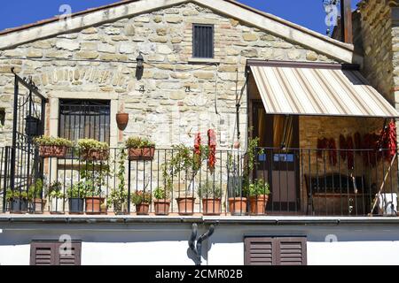 Le balcon d'une maison décorée dans un style méditerranéen typique à Guardia Perticara, en Italie. Banque D'Images