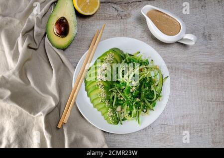 Salade de nouilles de concombre, Chukka avec avocat et sauce brune sauce arachide en bateau Banque D'Images