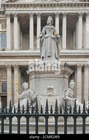 Statue de la reine Anne, Londres, 2018. La statue de la reine Anne est une sculpture extérieure située dans le cimetière St Pauls. Elle était reine de Grande-Bretagne 1886 Banque D'Images