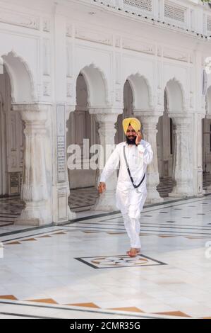 Amritsar, Inde - 21 novembre 2011 : le pèlerin sikh dans le complexe du Temple d'Or. Amritsar, Punjab, Inde. Banque D'Images