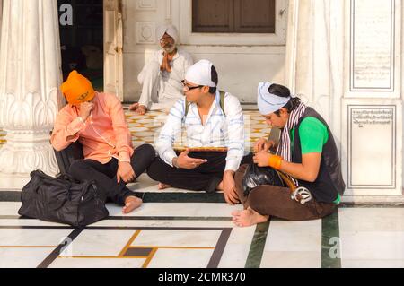 Amritsar, Inde - 21 novembre 2011 : les pèlerins sikhs du Temple d'Or. Amritsar, Punjab, Inde. Banque D'Images