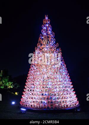 Kew Gardens, Londres, décembre 2018. Sapin de Noël en bouteilles recyclées, tous lumineux Banque D'Images