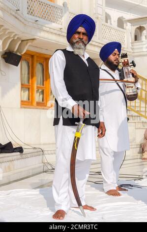 Amritsar, Inde - 21 novembre 2011 : musiciens sikhs au Golden Temple Complex, Amritsar, Punjab, Inde. Banque D'Images