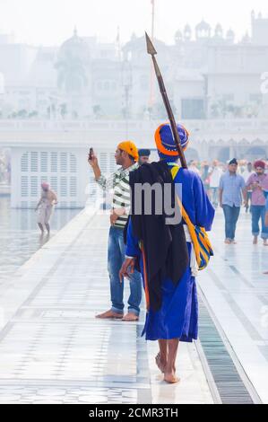 Amritsar, Inde - 21 novembre 2011 : le pèlerin sikh dans le complexe du Temple d'Or. Amritsar, Punjab, Inde. Banque D'Images