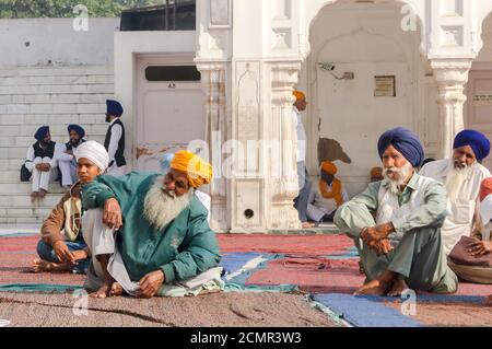 Amritsar, Inde - 21 novembre 2011 : les Sikhs écoutent des musiciens au Golden Temple Complex, Amritsar, Punjab, Inde. Banque D'Images