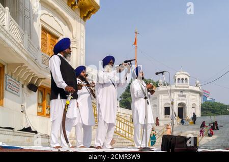 Amritsar, Inde - 21 novembre 2011 : musiciens sikhs au Golden Temple Complex, Amritsar, Punjab, Inde. Banque D'Images