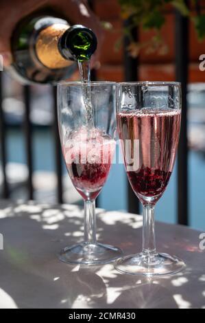 Fête d'été avec champagne rose pétillant et voiliers havre de Port Grimaud en arrière-plan, Var, Provence, France Banque D'Images