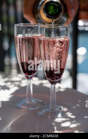 Fête d'été avec champagne rose pétillant et voiliers havre de Port Grimaud en arrière-plan, Var, Provence, France Banque D'Images