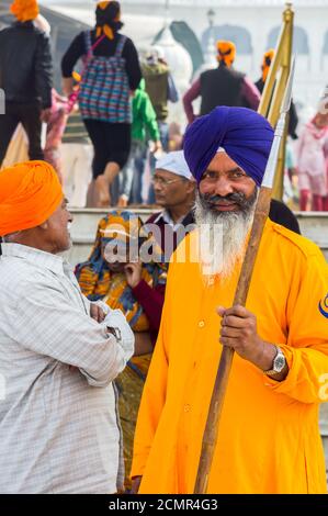 Amritsar, Inde - 21 novembre 2011 : le pèlerin sikh dans le complexe du Temple d'Or. Amritsar, Punjab, Inde. Banque D'Images