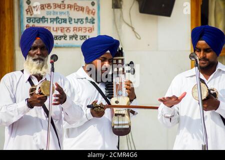 Amritsar, Inde - 21 novembre 2011 : musiciens sikhs au Golden Temple Complex, Amritsar, Punjab, Inde. Banque D'Images