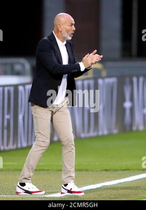 Stefano Pioli, directeur de l'AC Milan, se tourne sur la ligne de touche lors de l'UEFA Europa League, deuxième partie de qualification au stade de Tallaght, à Tallaght. Banque D'Images