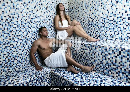 L'homme et la femme dans un sauna Banque D'Images