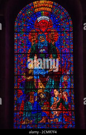Fenêtre en vitraux 'Peace' par Ervin Bossanyi dans la cathédrale, Canterbury, Kent, Angleterre Banque D'Images