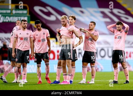 Les joueurs de Sheffield United réagissent après avoir perdu le tir de pénalité lors du deuxième tour de la coupe Carabao à Turf Moor, Burnley. Banque D'Images