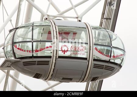 Un module de passager en verre vide sur la roue Millenium, également connu sous le nom de London Eye. Il est utilisé pour transporter les touristes vers le haut afin qu'ils puissent voir et la publicité Banque D'Images