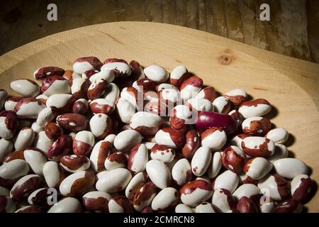 Haricots dans une assiette en bois Banque D'Images